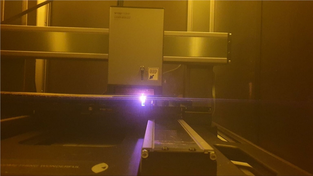 Snapmaker Artisan 在進(jìn)行雷射切割及雕刻 Snapmaker Artisan 在進(jìn)行雷射切割及雕刻