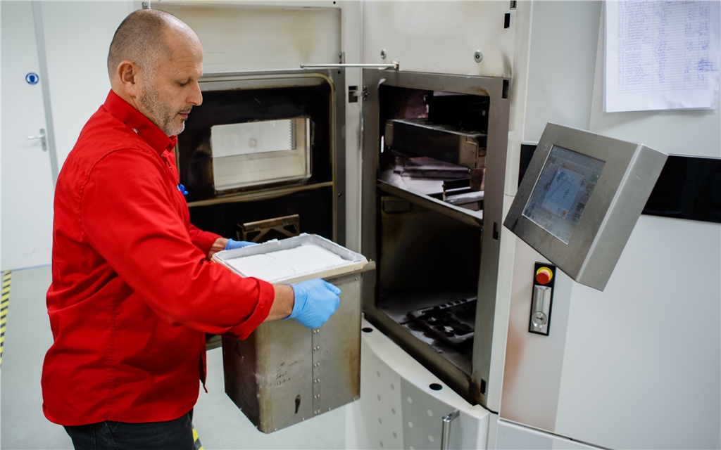 從SLS過程中移出粉末瑣碎物,列印部分仍然安裝在未燒結(jié)的粉末中