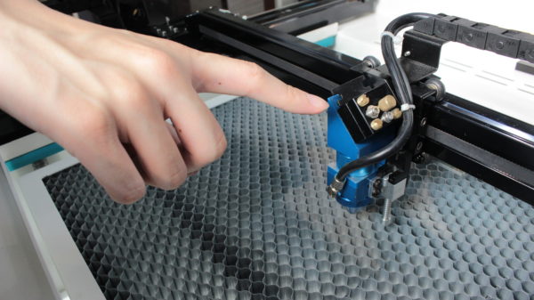 Thunder Bolt Pro 32 雷射加工機(jī)的聚焦鏡頭和鏡架