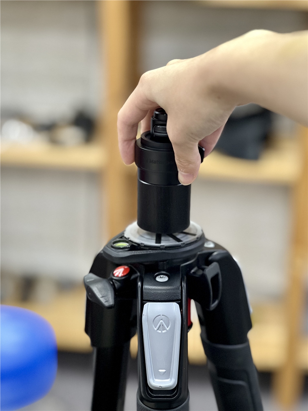 將雲(yún)臺(tái)裝上腳架