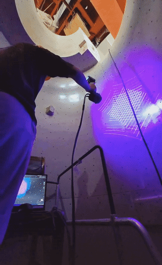 技術(shù)人員正在對木模內(nèi)部進行 3D 掃描