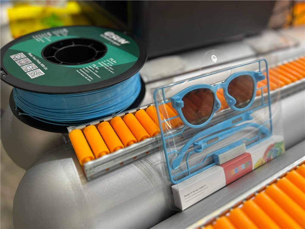 使用ESUN PLA線材製作而成的眼鏡框架部件包