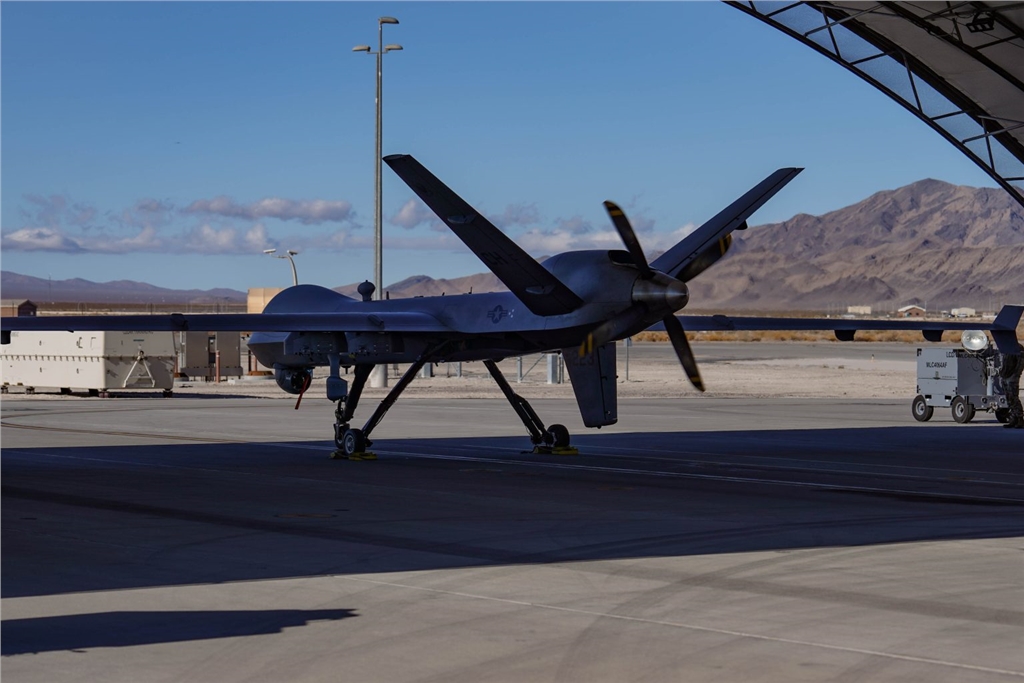 一架MQ-9「死神」無人機(jī)停在機(jī)庫下方，準(zhǔn)備滑行至克里奇空軍基地的航線