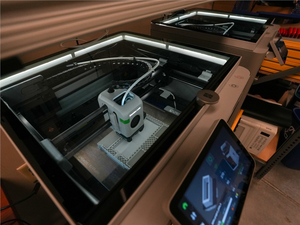 克里奇空軍基地安裝的 Bambu Lab X1 Carbon 3D 列印機(jī)。圖片來自美國空軍/Renee Blundon